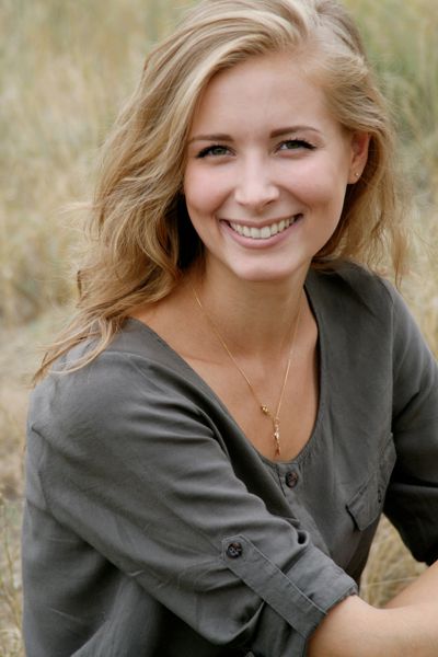 Yamswurzelcreme Anwenderin in den Wechseljahren Lächelnde Frau Yamswurzelcreme Anwenderin